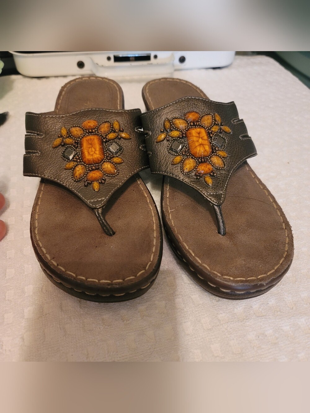 LN. NaturalSoul StanceEmbellished Brown Leather Thong Sandals with Amber Accents
